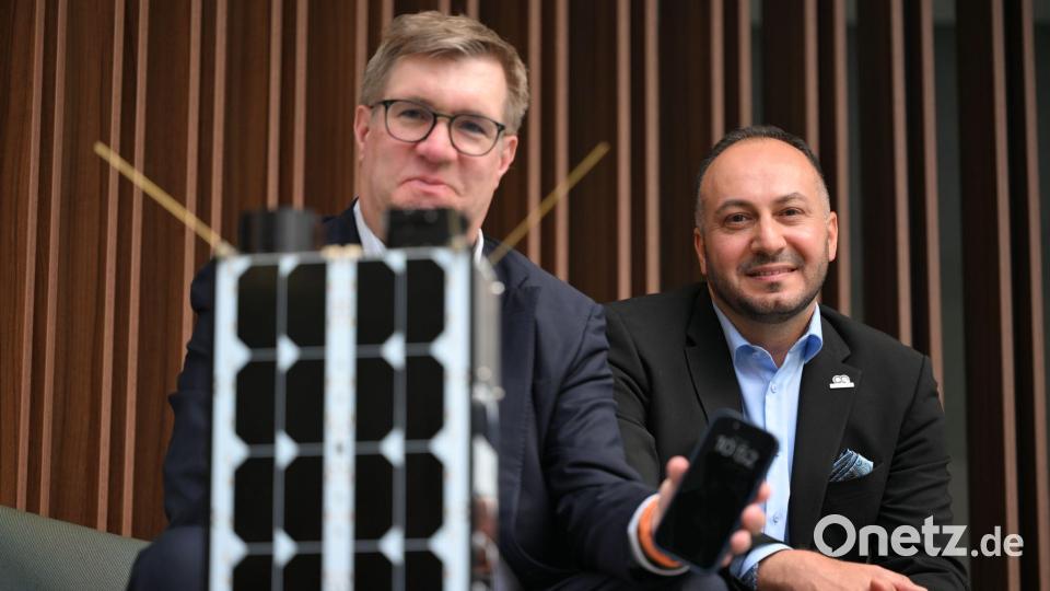 O2-Manager Jörg Kablitz und OQ-Chef Omar Qaise hoffen auf gute Verbindungen mit dem Weltall. Bild: Wolf von Dewitz/dpa