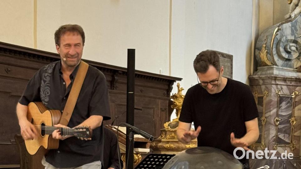 Liedermacher Clemens Bittlinger und Percussionist David Kandert zeigen ein stimmungsvolles Konzert. Bild: mgo