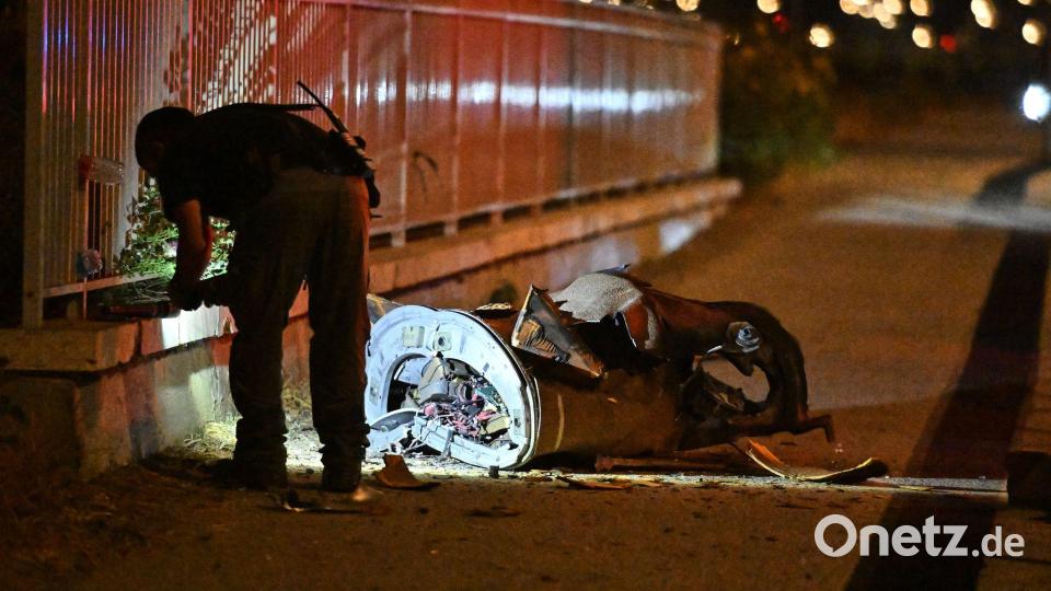Israelische Sicherheitskräfte untersuchen ein Fragment einer abgefangenen iranischen Rakete. Bild: Rami Shlush/AP/dpa