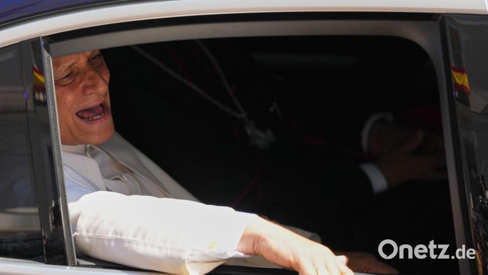 Papst Leo XIV. verlässt auf dem Rücksitz eines Autos das spanische Parlament. Bild: Manu Fernandez/AP/dpa
