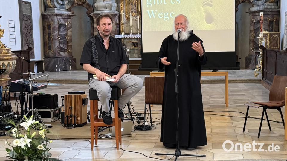 Der Liedermacher Clemens Bittlinger und Pater Anselm Grün im ökumenischen Dialog über Wege zum Glück. Bild: mgo