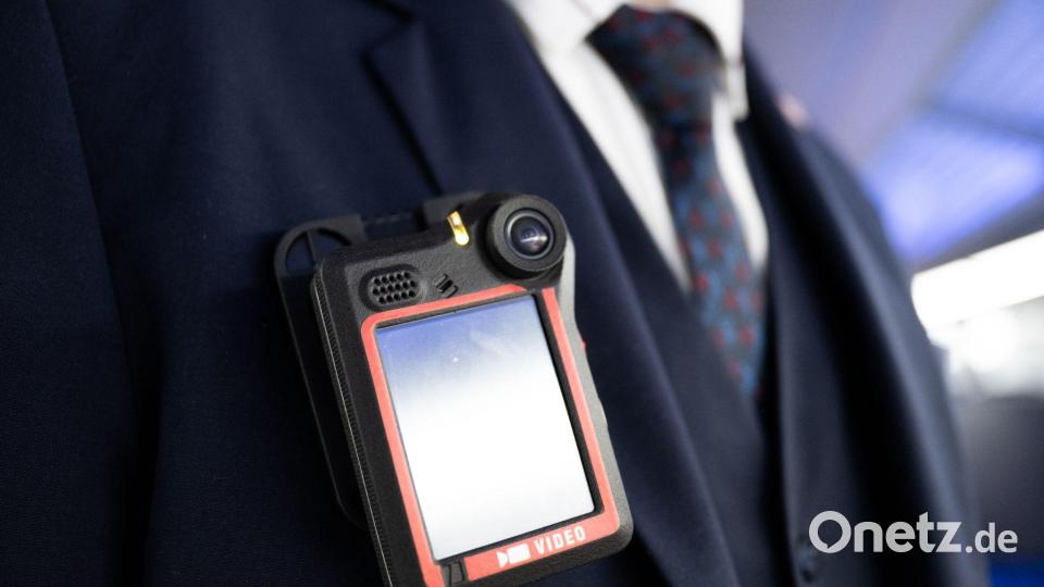 Die Bodycams der Bahn-Beschäftigten zeichnen nur Bildmaterial auf. Die Bahn hofft, dass die gesetzlichen Voraussetzungen auch für eine Tonaufzeichnung geschaffen werden. Bild: Florian Wiegand/dpa