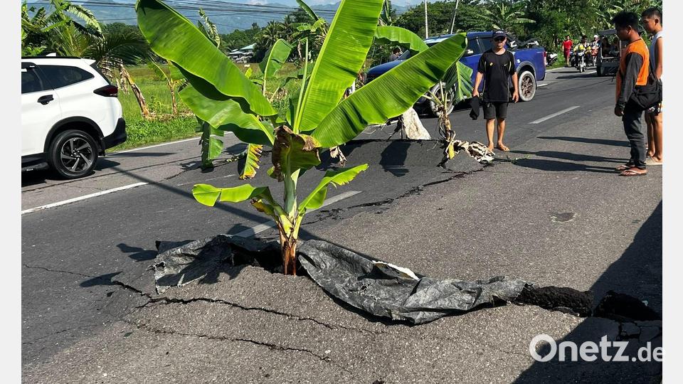 In Straßen taten sich große Risse auf. Bild: -/XinHua/dpa