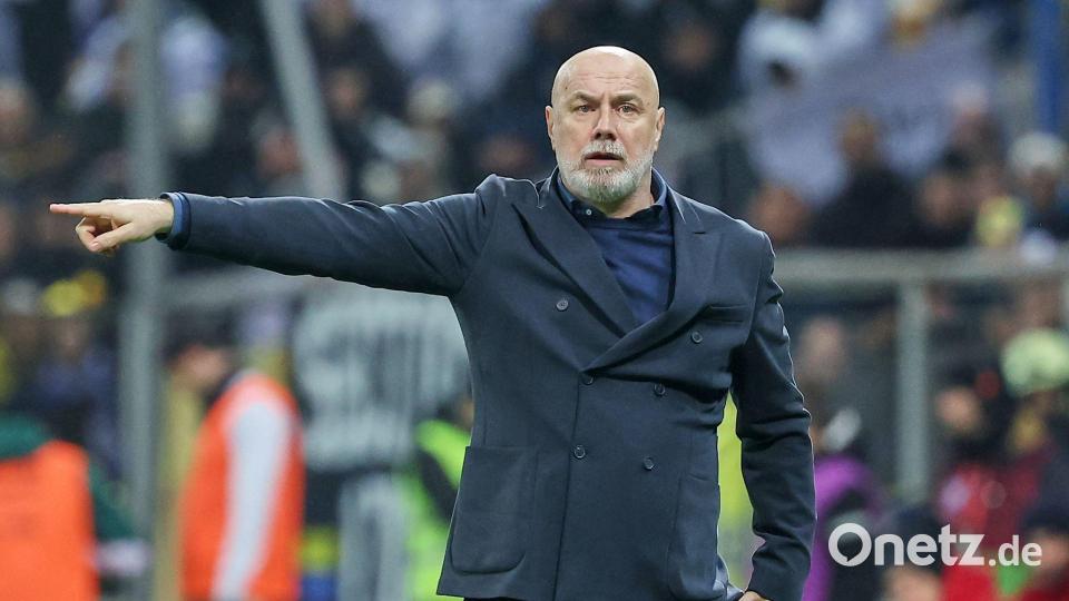 Bosniens Nationaltrainer Barbarez hofft, dass sein Team die Vorrunde übersteht. (Archivbild) Bild: Armin Durgut/AP/dpa