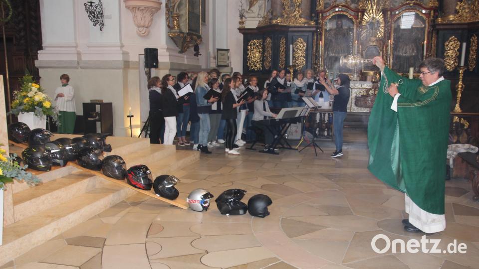 Pater Otto Grillmeier beweihräuchert zu Beginn des Gottesdienstes den Altar und das Motorrad-Kreuz. Bild: Konrad Rosner