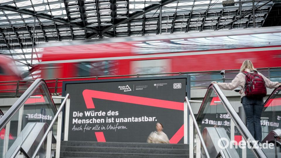 Die Zahl der Angriffe auf Bahnbeschäftigte ist innerhalb eines Jahres gestiegen. Jetzt gibt es eine Respekt-Kampagne. (Archivbild) Bild: Kay Nietfeld/dpa