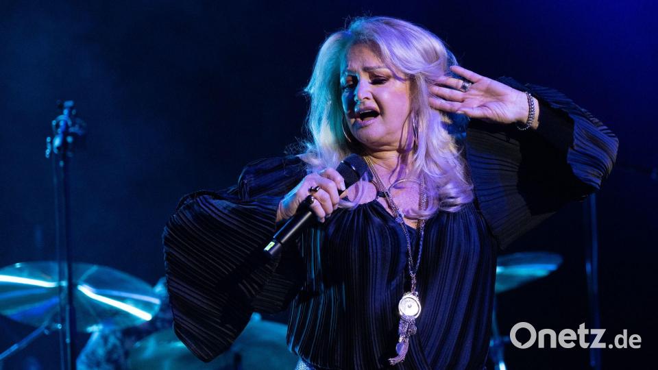 Ihre Fans hoffen, dass Bonnie Tyler bald wieder auf der Bühne steht. (Archivbild) Bild: Sebastian Gollnow/dpa