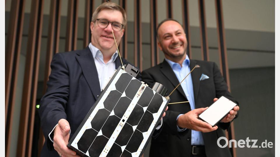 Demonstrativ gute Laune von O2-Manager Jörg Kablitz und OQ-Chef Omar Qaise, die bei der Vorstellung ihres Vorhabens ein Modell eines Satelliten dabeihatten. Bild: Wolf von Dewitz/dpa