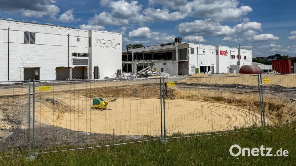 Es war einmal der Real-Markt an der Amberger Fuggerstraße/Nürnberger Straße. Stück für Stück verschwindet das markante Gebäude am Stadteingang West. Bild: Petra Hartl