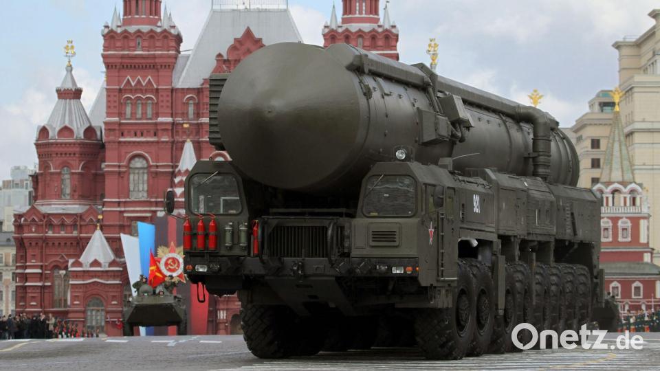 Russland zeigt in Sachen Atomwaffen die Muskeln: Hier rollt eine strategische Atomrakete vom Typ Topol-M bei einer Militärparade durch Moskau. (Archivbild) Bild: Yuri Kochetkov/epa/dpa