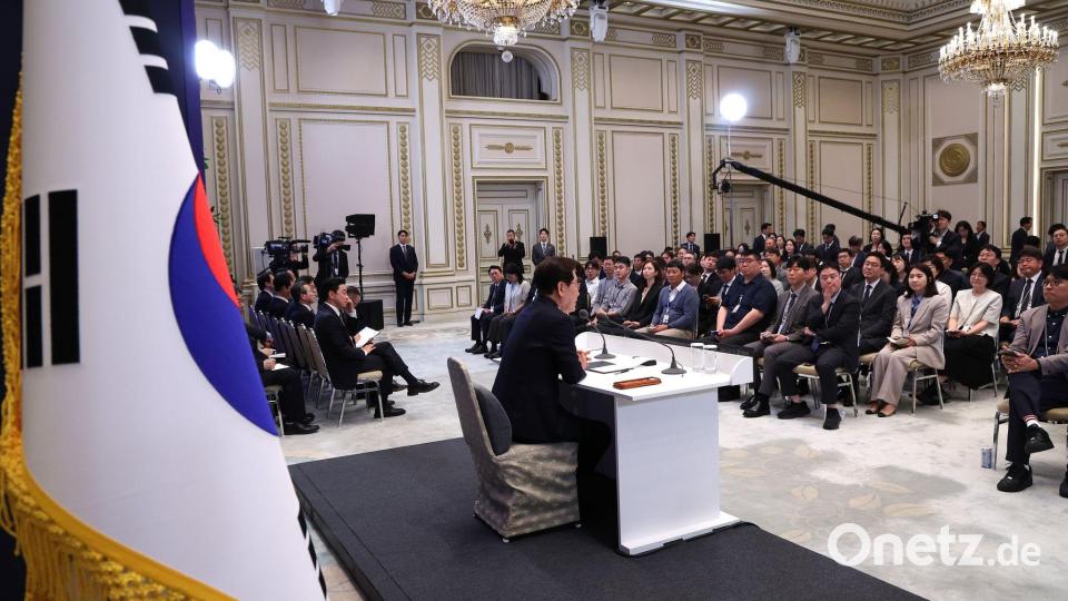 Der südkoreanische Präsident Lee Jae Myung hat zum einjährigen Amtsantritt eine knapp dreistündige Pressekonferenz gegeben. Bild: Chung Sung-Jun/Pool Getty Images/AP/dpa