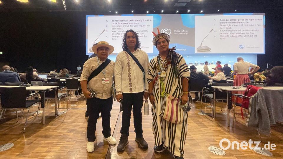Teilnehmer aus der ganzen Welt sind in Bonn zu Klimaverhandlungen zusammengekommen - hier Vertreter aus Kolumbien und Peru. Bild: Christoph Driessen/dpa