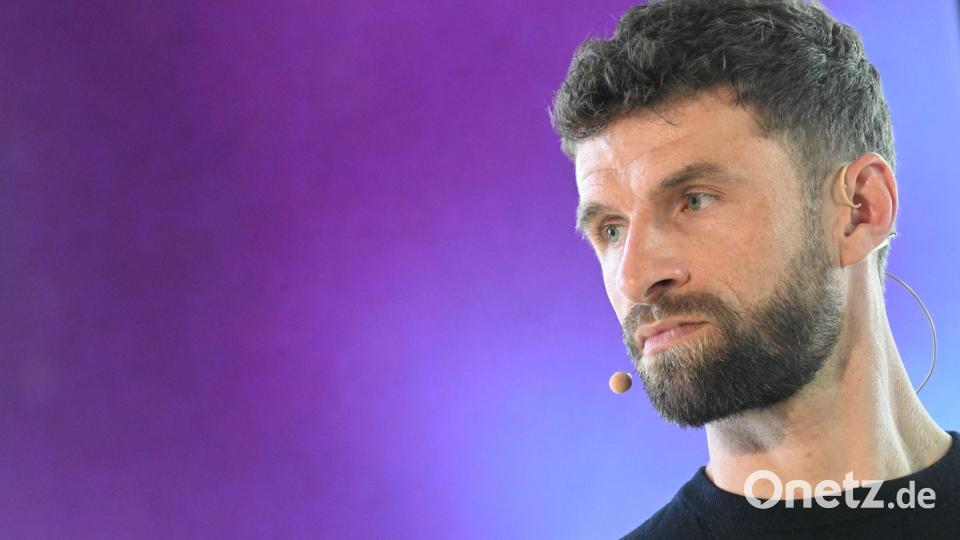 Schaut sich die Entwicklung von Brown genau an: Der frühere Bayern-Star Thomas Müller. Bild: Felix Hörhager/dpa