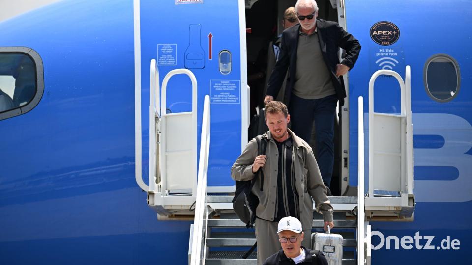 Julian Nagelsmann und Rudi Völler verlassen das Flugzeug in Winston-Salem. Bild: Federico Gambarini/dpa