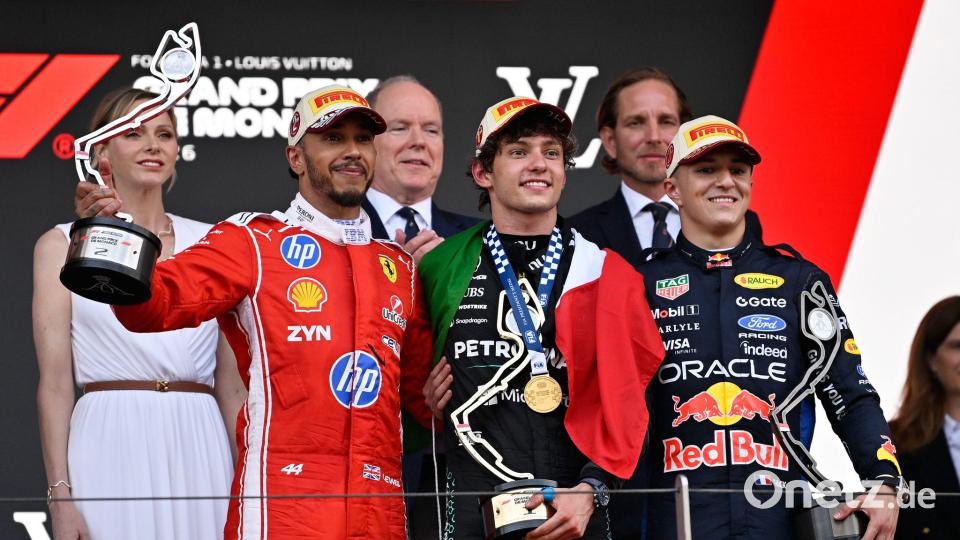 Lewis Hamilton ist älter als Monaco-Sieger Kimi Antonelli (M) und der Dritte Isack Hadjar (r) zusammen. Bild: Philippe Magoni/AP/dpa