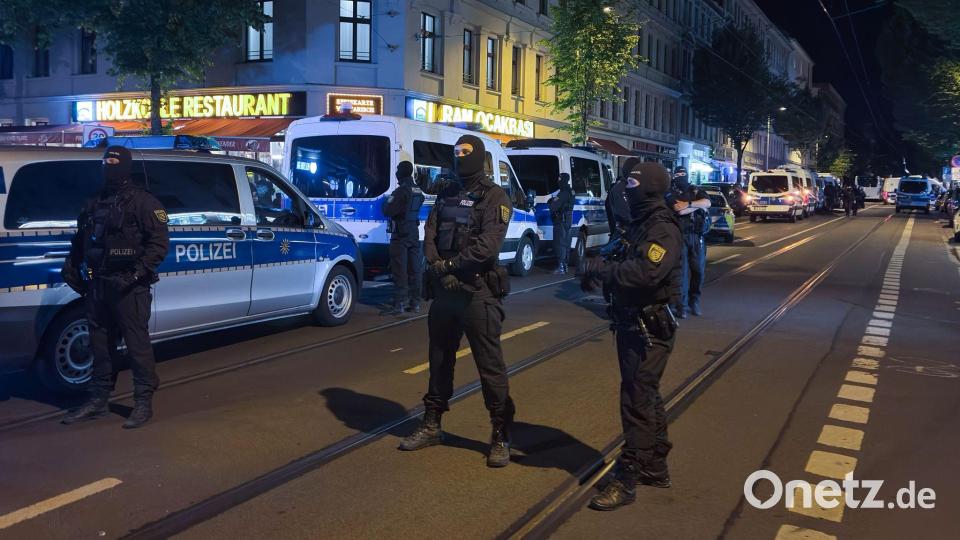 Polizisten riegeln die Eisenbahnstraße in Leipzig ab. Bild: -/News5/dpa