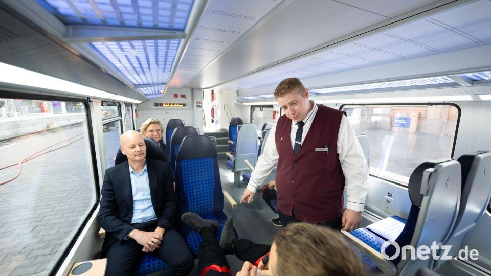Bei einem Deeskalationstraining lernen Mitarbeiterinnen und Mitarbeiter den richtigen Umgang mit gefährlichen Situationen. Harmen van Zijderveld (links) besuchte das Training. Bild: Florian Wiegand/dpa