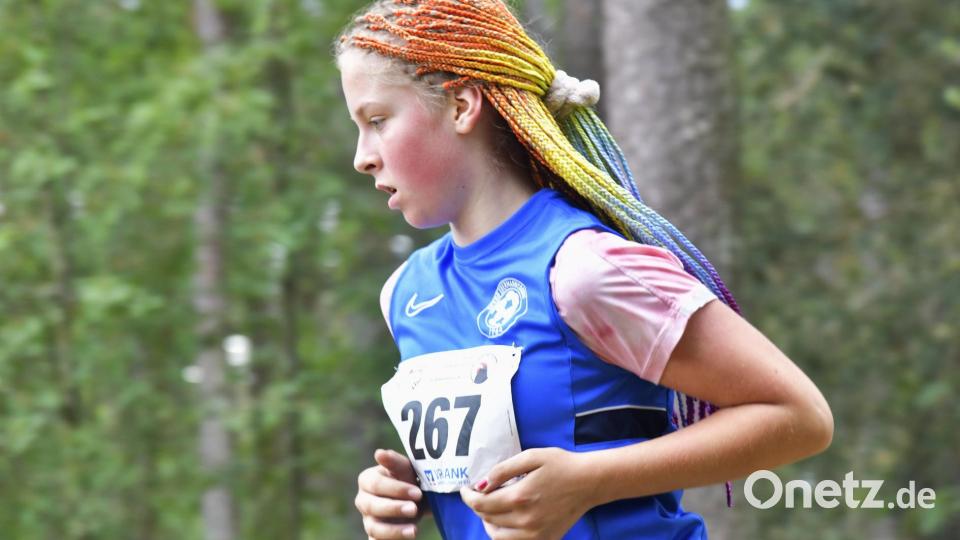 Farbenfroher Auftritt von Elena Langer von der SpVgg Ebermannsdorf bei den Schülerinnen B
Hahnenkammlauf Edelsfeld 2026. Bild: Hubert Ziegler
