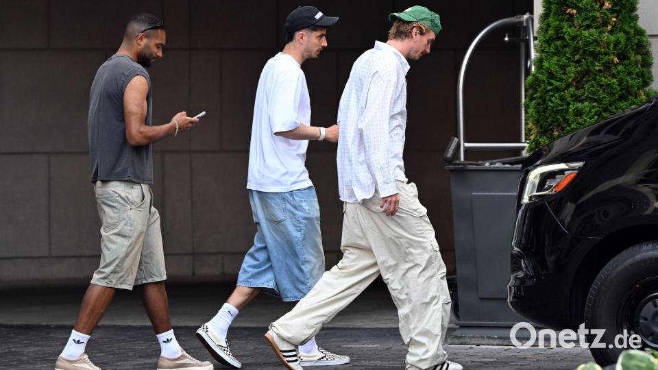 Jonathan Tah, Kai Havertz und Nick Woltemade gehen in Chicago spazieren. Bild: Federico Gambarini/dpa