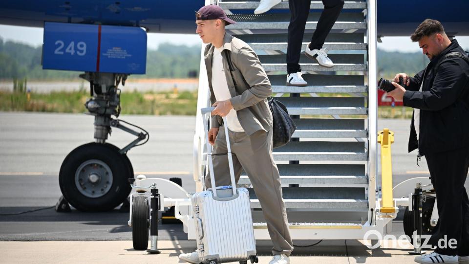 Nico Schlotterbeck steigt aus dem DFB-Flieger. Bild: Federico Gambarini/dpa