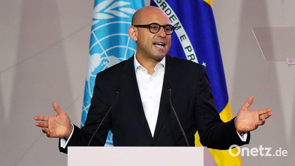 UN-Klimachef Simon Stiell hat die anstehende Fußball-WM als Beispiel dafür herausgegriffen, wie sehr der Klimawandel inzwischen den Alltag beeinträchtigt. (Archivbild) Bild: Fernando Llano/AP/dpa