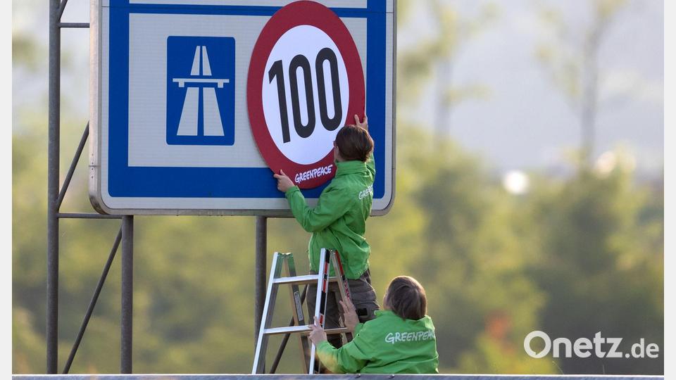 Die Aktivisten rückten mit einer Leiter an. Bild: A4366 Sven Hoppe/dpa