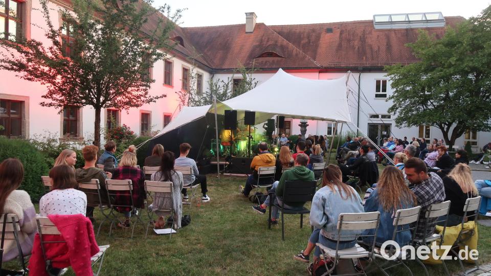 Im Juni startet der Kultursommer im gemeinsamen Innenhof der Regionalbibliothek und des Internationalen Keramikmuseums in Weiden. Archivbild: Kunz