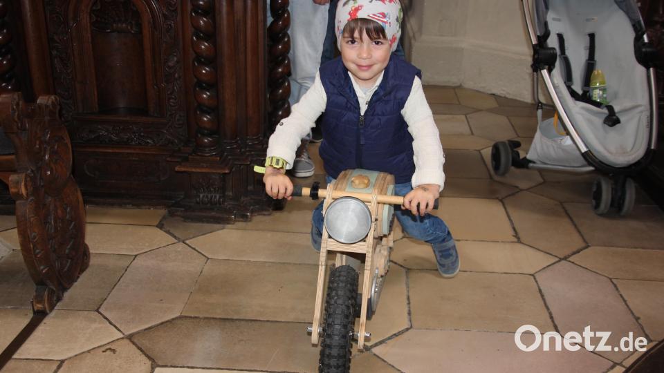 Der dreieinhalbjährige Jonathan war mit seinem Holz-Motorrad am Start. Bild: Konrad Rosner