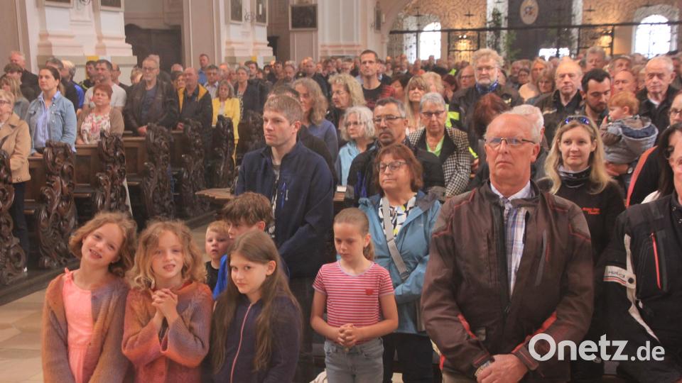 Die Basilika war bis auf den letzten Platz besetzt, unter den Gläubigen waren auch viele Biker. Bild: Konrad Rosner