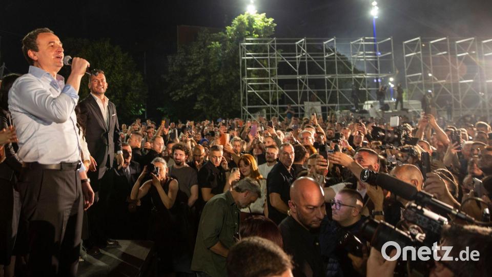Albin Kurti spricht zu seinen Anhängern. Bild: Visar Kryeziu/AP/dpa