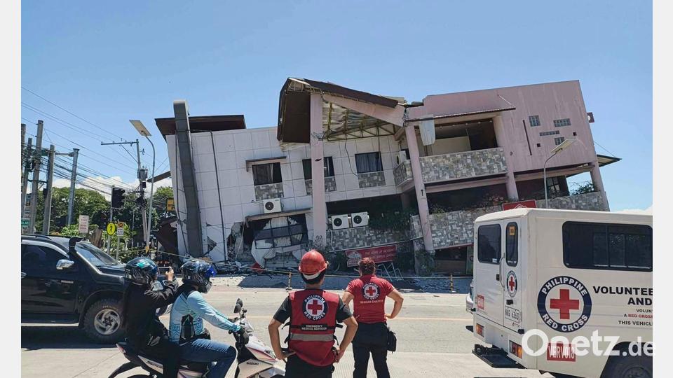 Die Heftigkeit der Erdstöße ließ ganze Häuser kippen. Bild: Uncredited/Philippine Red Cross via AP/dpa