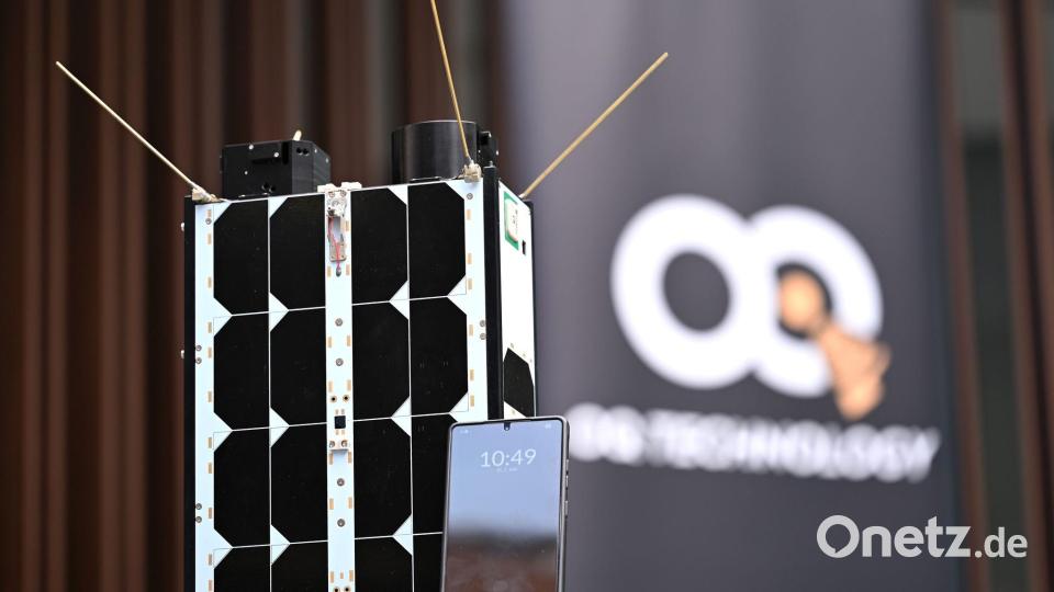 Das Modell eines Satelliten, der in echt gleich groß ist - also ziemlich klein, grob gesagt so groß wie ein Schuhkarton. Bild: Wolf von Dewitz/dpa