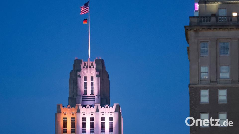 Auf einem Hochhaus in Winston-Salem weht unter der US-Fahne eine deutsche Fahne. Bild: Jan Woitas/dpa