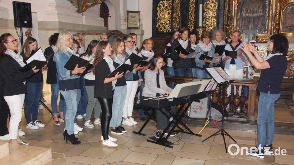 Der Frauenchor "Quersinger" aus Krummennaab umrahmte den Gottesdienst gesanglich. Bild: Konrad Rosner