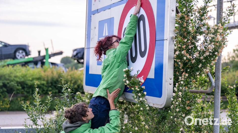 Weg mit der blauen unverbindlichen Zahl 130, die für die Richtgeschwindigkeit steht, und rauf mit dem 100-Stundenkilometer-Tempolimit. Bild: Benjamin Westhoff/dpa