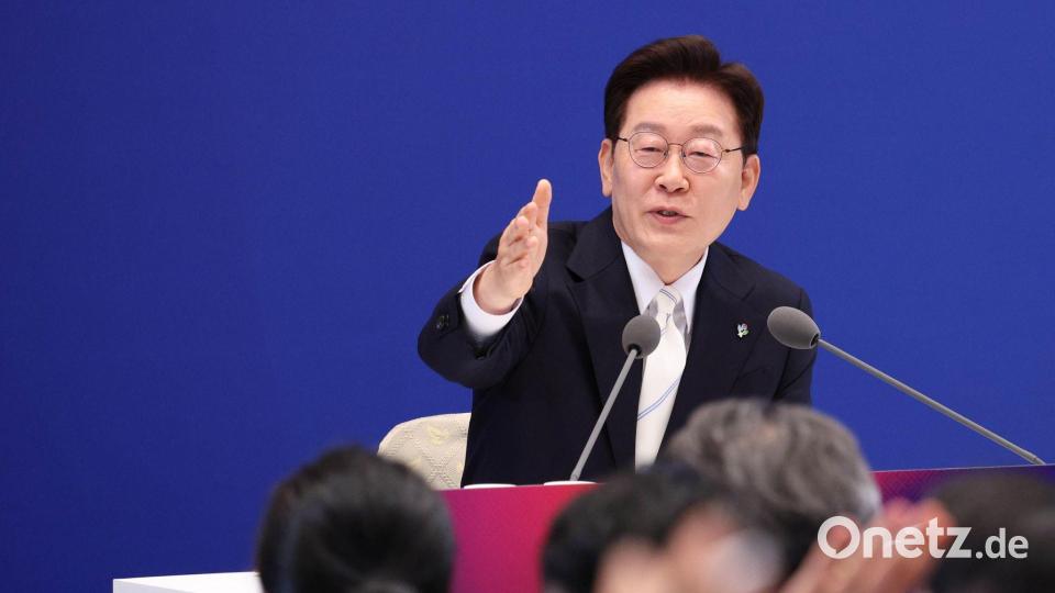 Bei seiner Pressekonferenz zum 1. Jahrestag seiner Amtseinführung äußerte sich Südkoreas Präsident Lee Jae Myung zum Skandal rund um die kürzlich abgehaltenen Regionalwahlen im Land. Bild: -/YNA/dpa
