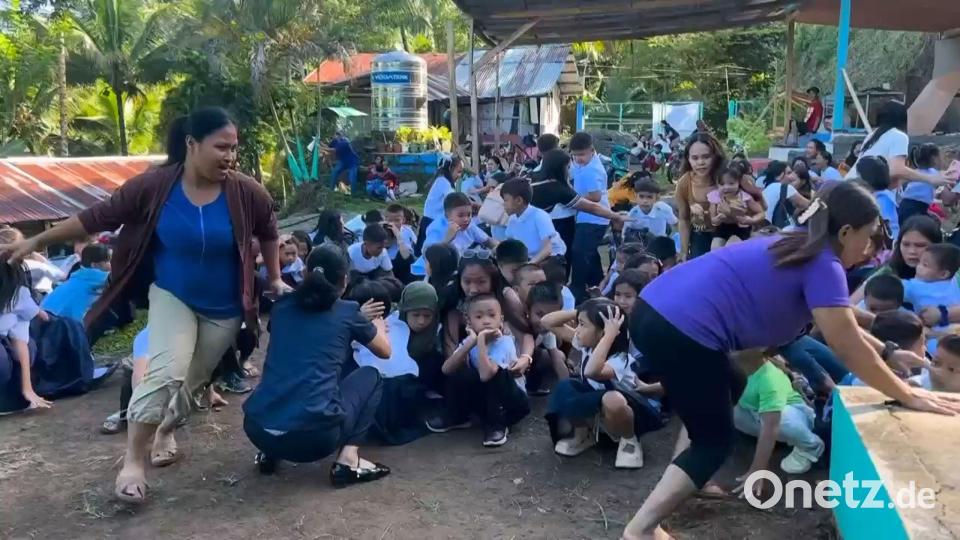 Vielerorts war es der erste Schultag auf den Philippinen. Bild: Uncredited/DepEd Mahayahay Elementary School via AP/dpa
