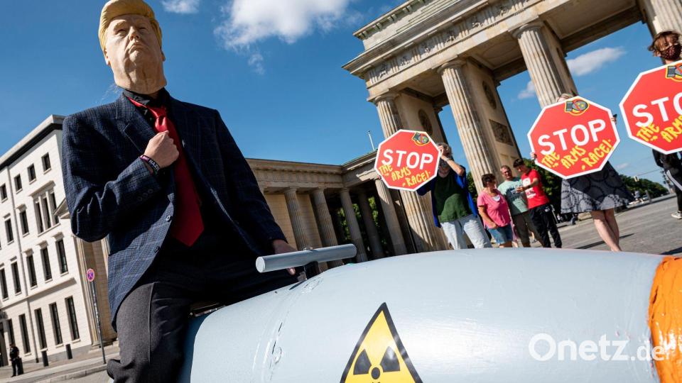 Friedensorganisationen demonstrieren im April in Berlin für eine Welt ohne Atomwaffen - und gegen ein Wettrüsten zwischen den USA und Russland. (Archivbild) Bild: Fabian Sommer/dpa