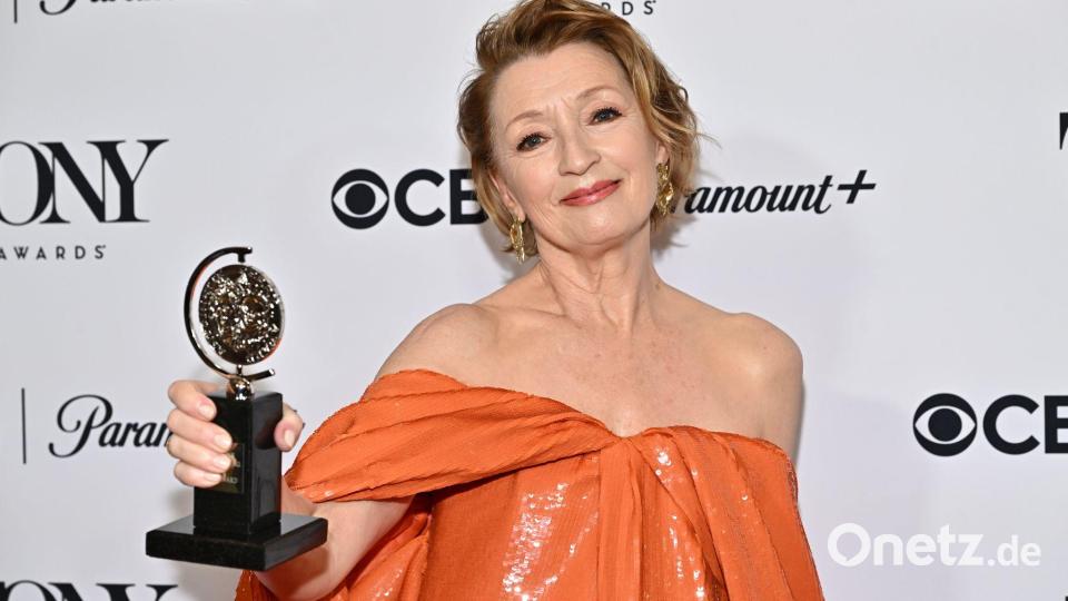 Lesley Manville ging als eine der Favoritinnen ins Rennen - und heimste den Preis als beste Hauptdarstellerin in einem Theaterstück ein. Bild: Evan Agostini/Invision/AP/dpa