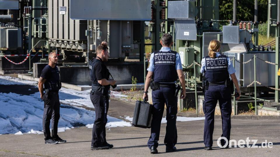 Ermittler stehen am Umspannwerk Reutlingen. Bild: Christoph Schmidt/dpa