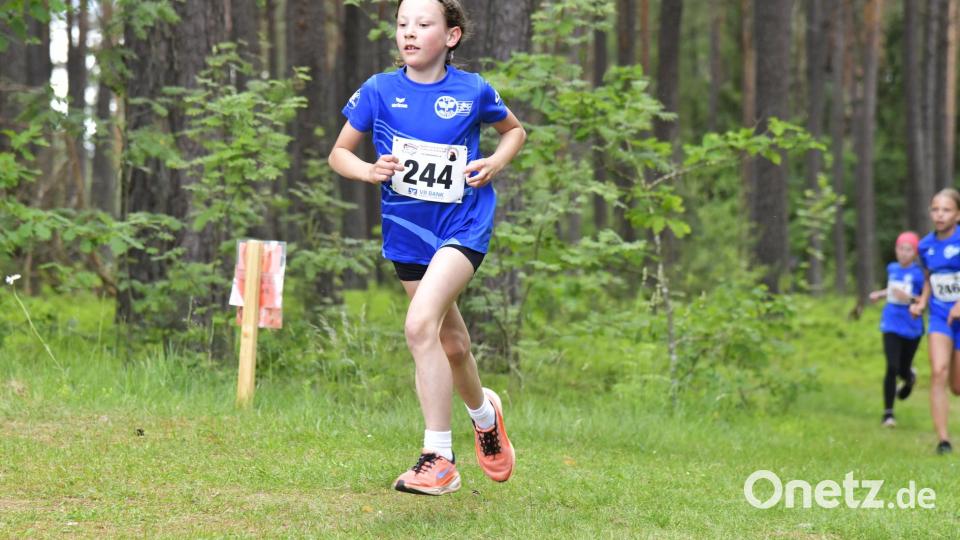 Lina Schlaffer vom ESV Amberg bei den Schülerinnen C über 2000 m
Hahnenkammlauf Edelsfeld 2026. Bild: Hubert Ziegler