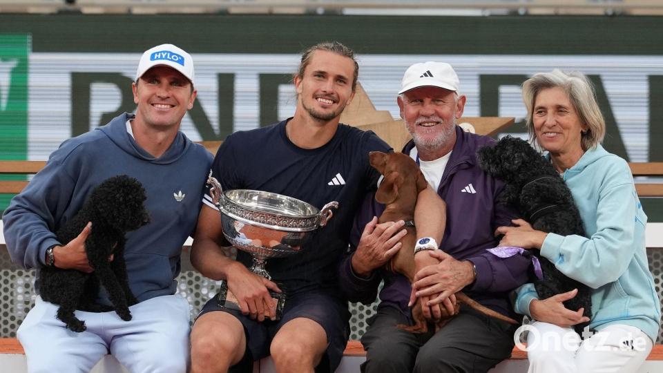 French-Open-Champion Alexander Zverev ist als Hundefan bekannt - nun gehört noch ein Vierbeiner zur Familie. Bild: Christophe Ena/AP/dpa