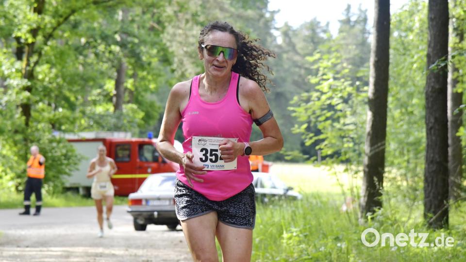 Die Schnellste in Edelsfeld: Inge Behringer von der LSG Edelsfeld siegte bei den Damen über 4800 m beim Hahnenkammlauf. Bild: Hubert Ziegler