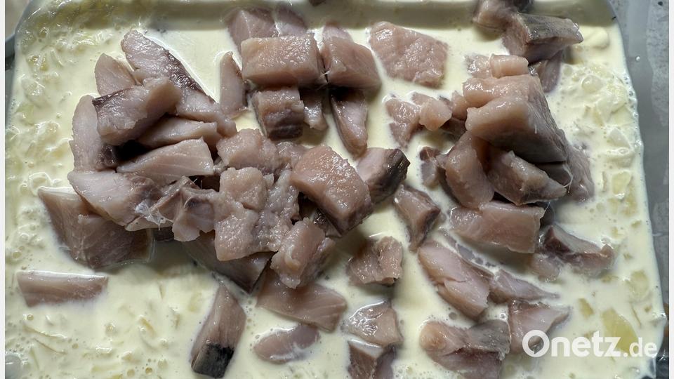 Ilse Hauer schneidet den Fisch für ihre marinierten Heringe in fingergroße Stücke. Bild: ui