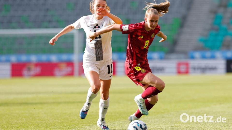 Kräftig rotiert: Vivien Endemann (r) war eine von acht neuen Spielerinnen in der deutschen Startelf. Bild: Ales Fevzer/dpa