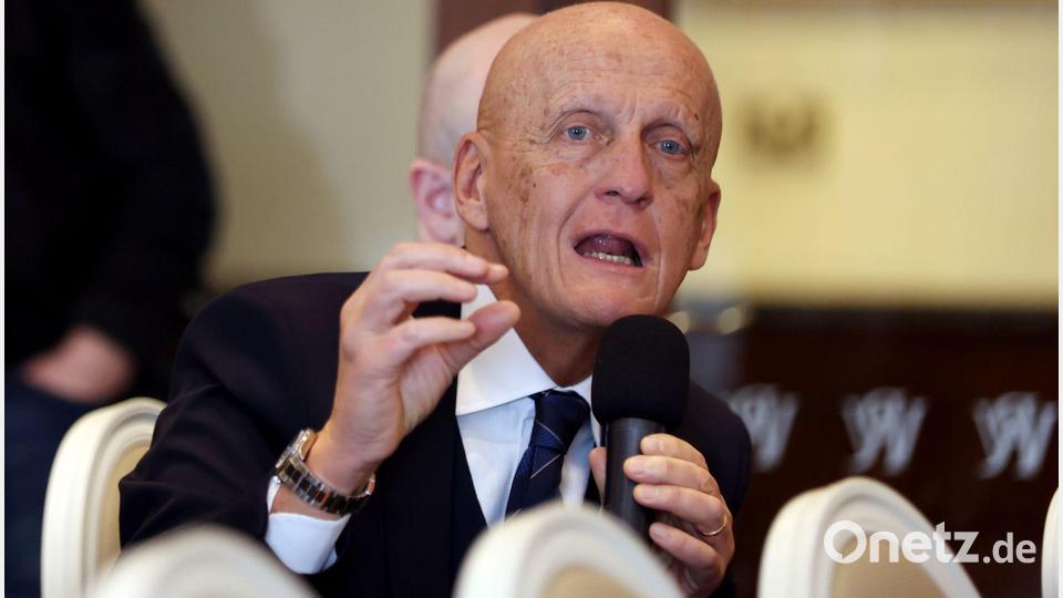 FIFA-Schiedsrichterchef Pierluigi Collina freut sich über die Neuerungen. (Archivbild) Bild: Peter Morrison/PA Wire/dpa