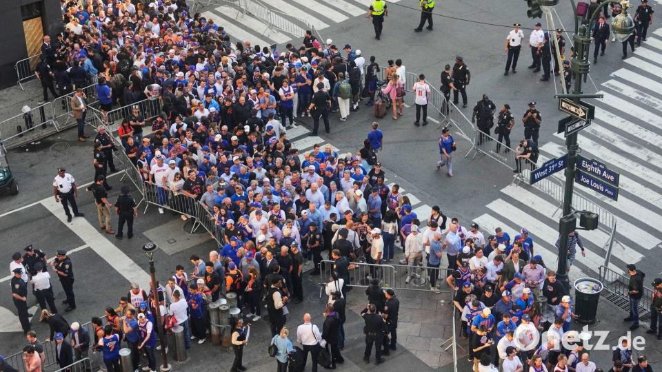 Schon Stunden vor dem Spiel gab es lange Schlangen vor dem Madison Square Garden. Bild: Yuki Iwamura/AP/dpa
