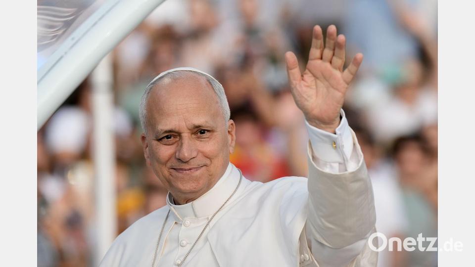 Papst Leo XIV. grüßt die rund 40.000 Teilnehmer einer Vigilie im Olympiastadion in Barcelona. Bild: Bernat Armangue/AP/dpa