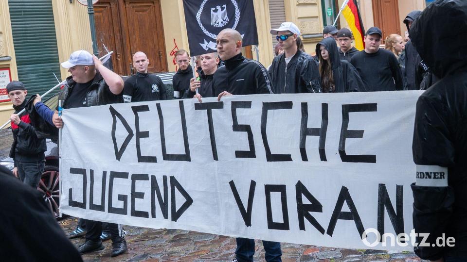 Die Bundesanwaltschaft hat im Mai Räume von mutmaßlichen Mitgliedern der Gruppen „Jung und Stark“ und „Deutsche Jugend Voran“ in zwölf Bundesländern durchsuchen lassen. Ihnen wird Bildung oder Mitgliedschaft in einer kriminellen Vereinigung vorgeworfen. (Archivfoto) Bild: Christophe Gateau/dpa