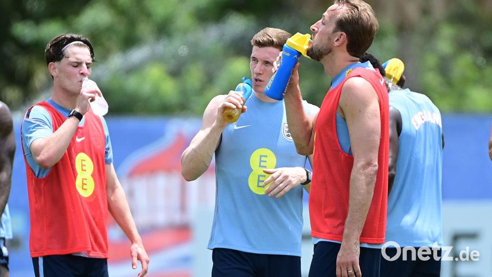 Englands Nationalspieler um Harry Kane (r) während einer Trinkpause. (Archivbild) Bild: Jc Ruiz/PA Wire/dpa